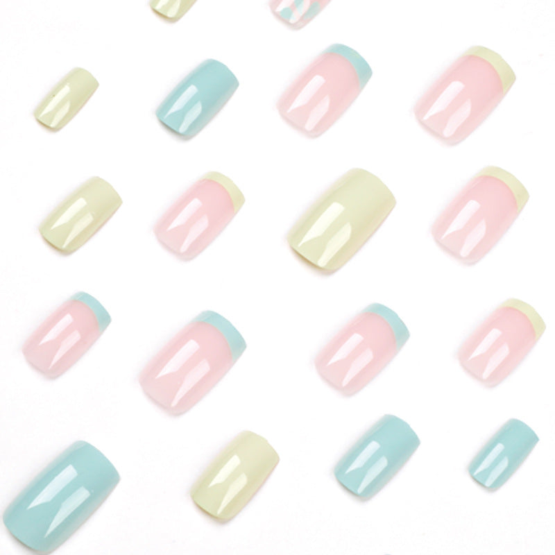 Artful nail extensions in trendy floral design Kalsten