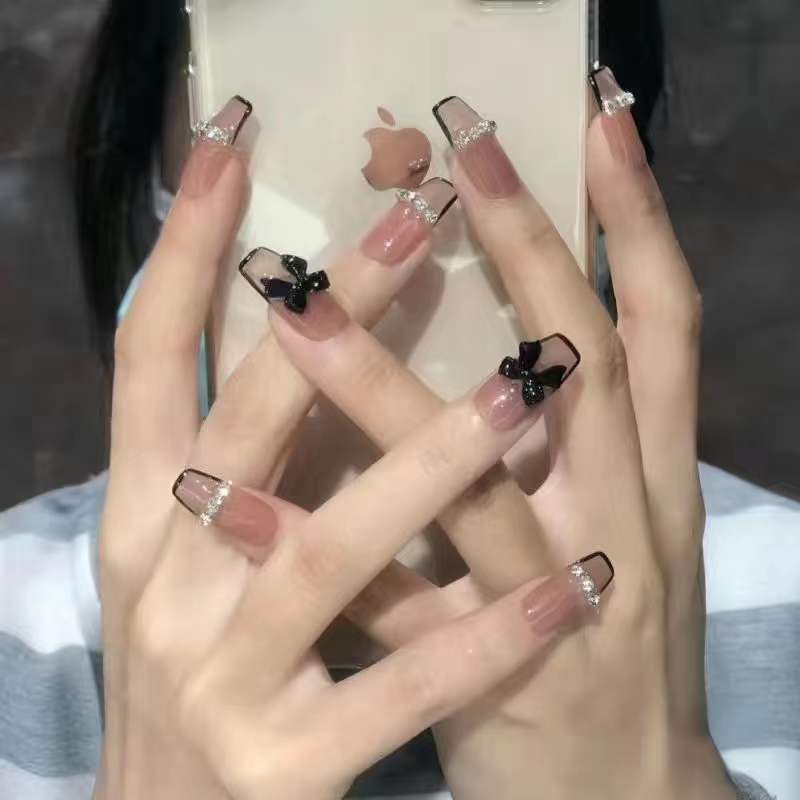 Artful and elegant acrylic nails Kalsten