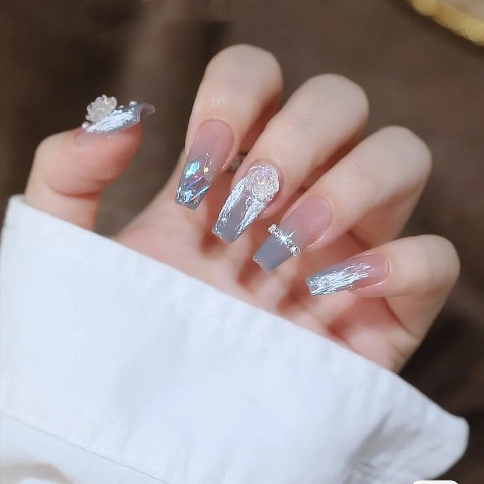 Nails with 3D flowers and glitter Kalsten