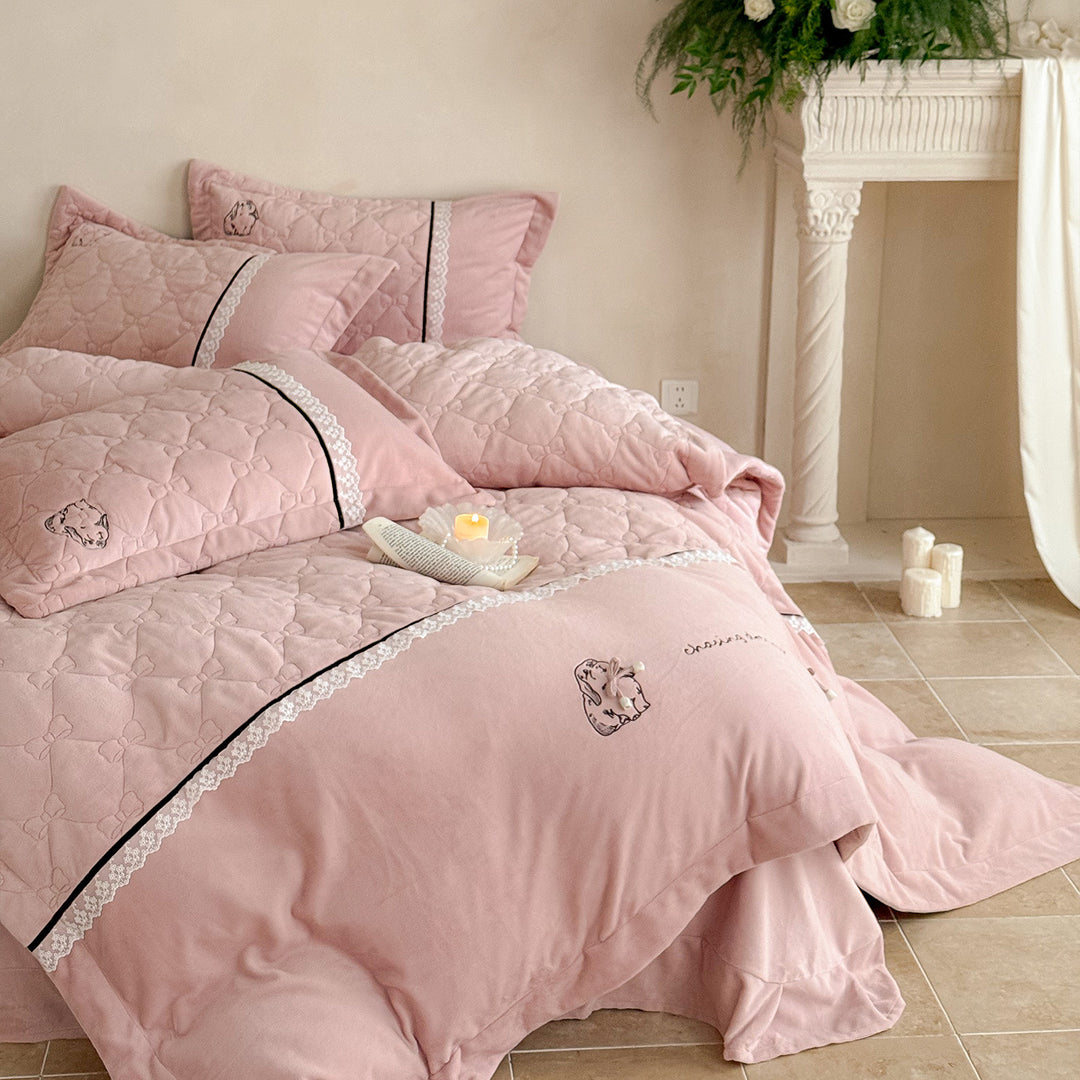 Quilted bedding set with velvet look, quilted heart pattern and lace border
