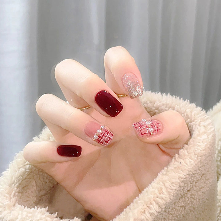 Artificial nail set with glamorous glitter and textural accents Kalsten