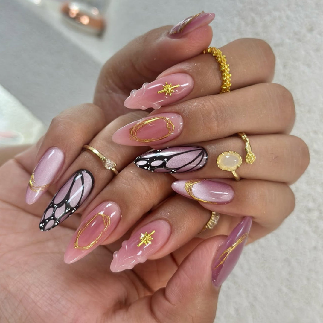 Elegant nail art in maritime design with glitter and 3D accents Kalsten