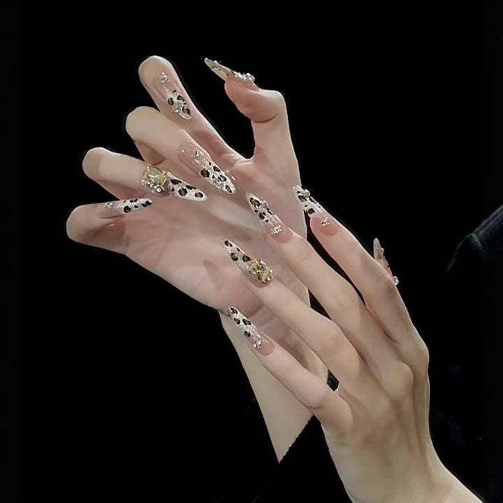 Artificial nails with glamorous glitter accents and leopard print Kalsten