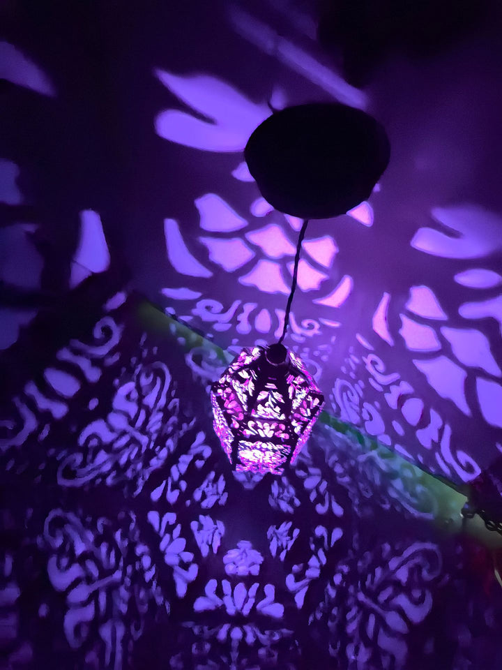 Ornate Filigree Hanging Projection Pendant Lamp With Adjustable Cord And LED-Compatible Socket Kalsten