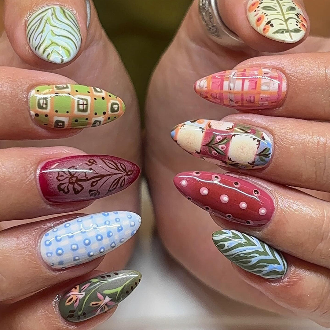Artificial nails in elegant geometric design Kalsten