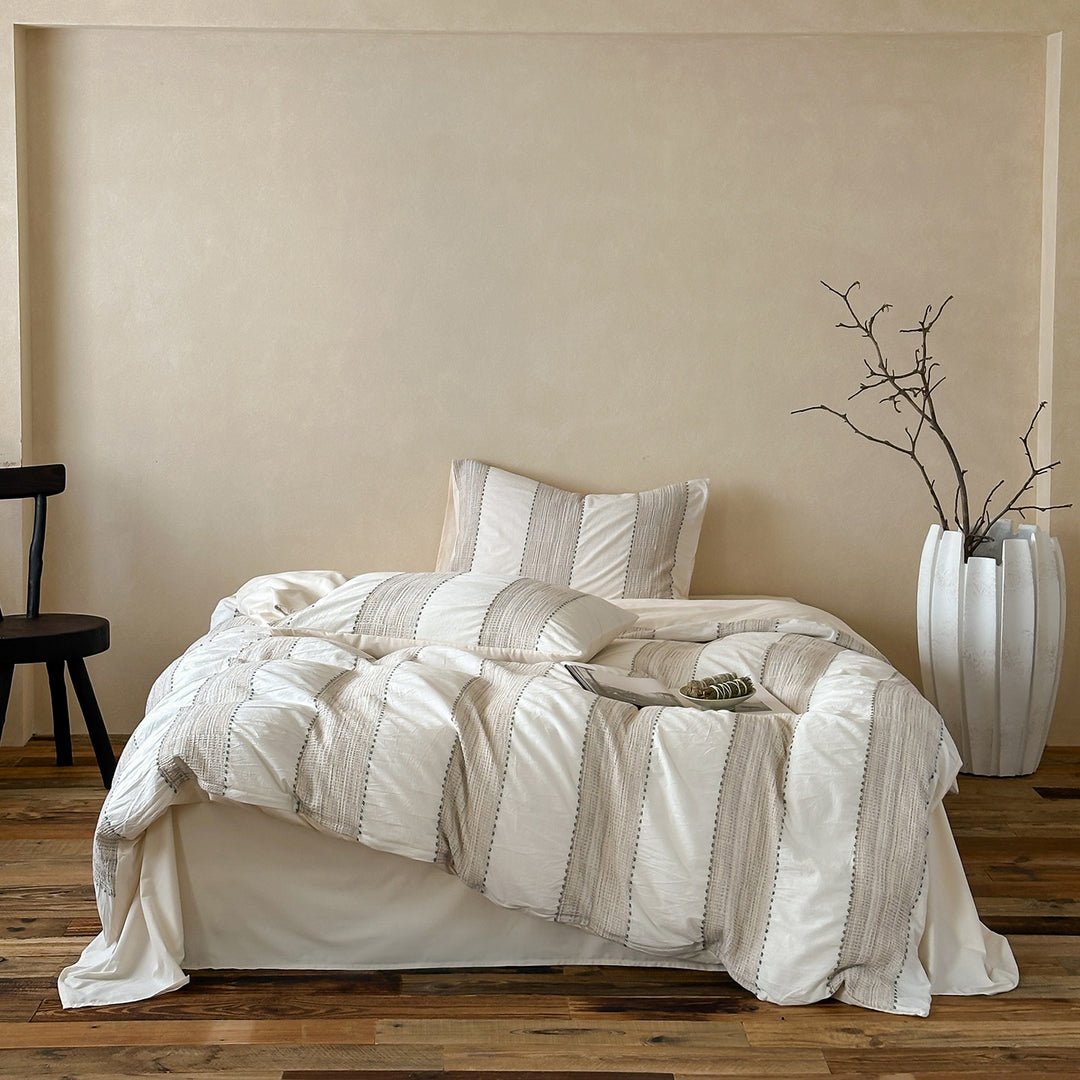 Bedding set made of cotton with woven stripes and integrated fitted sheet