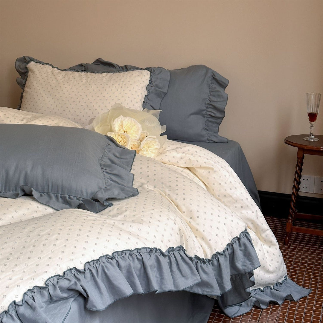 Bedding set with ruffled edges and fine minimalist pattern
