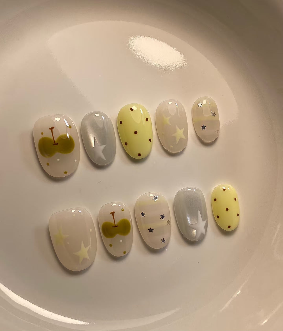 Artistic Decorative Press-On Nail Set