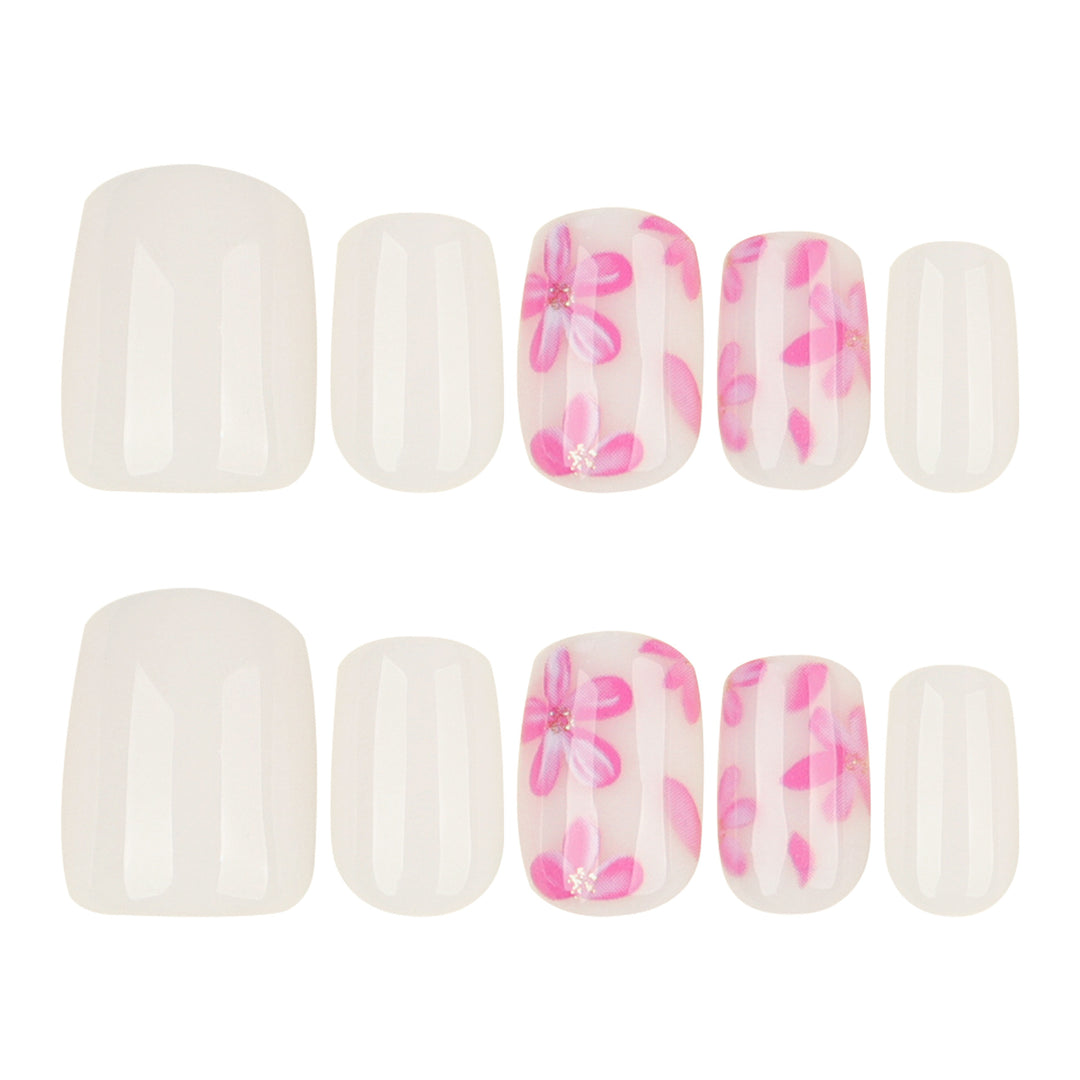 Stylish artificial nail design with floral accents Kalsten