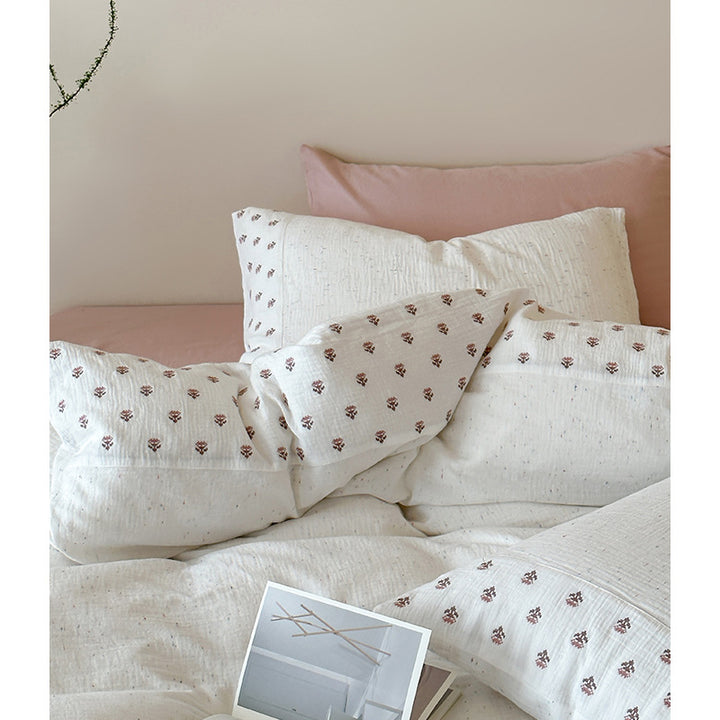Bedding set made of organic cotton muslin with delicate flower dot embroidery and fitted sheet