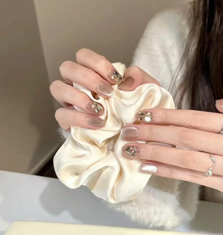 Elegant artificial nails with sparkling gold accents Kalsten