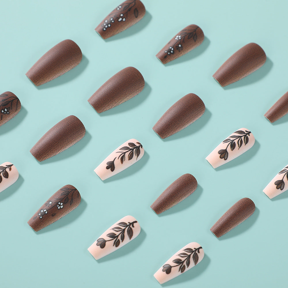 Artificial nails in an elegant and natural design Kalsten