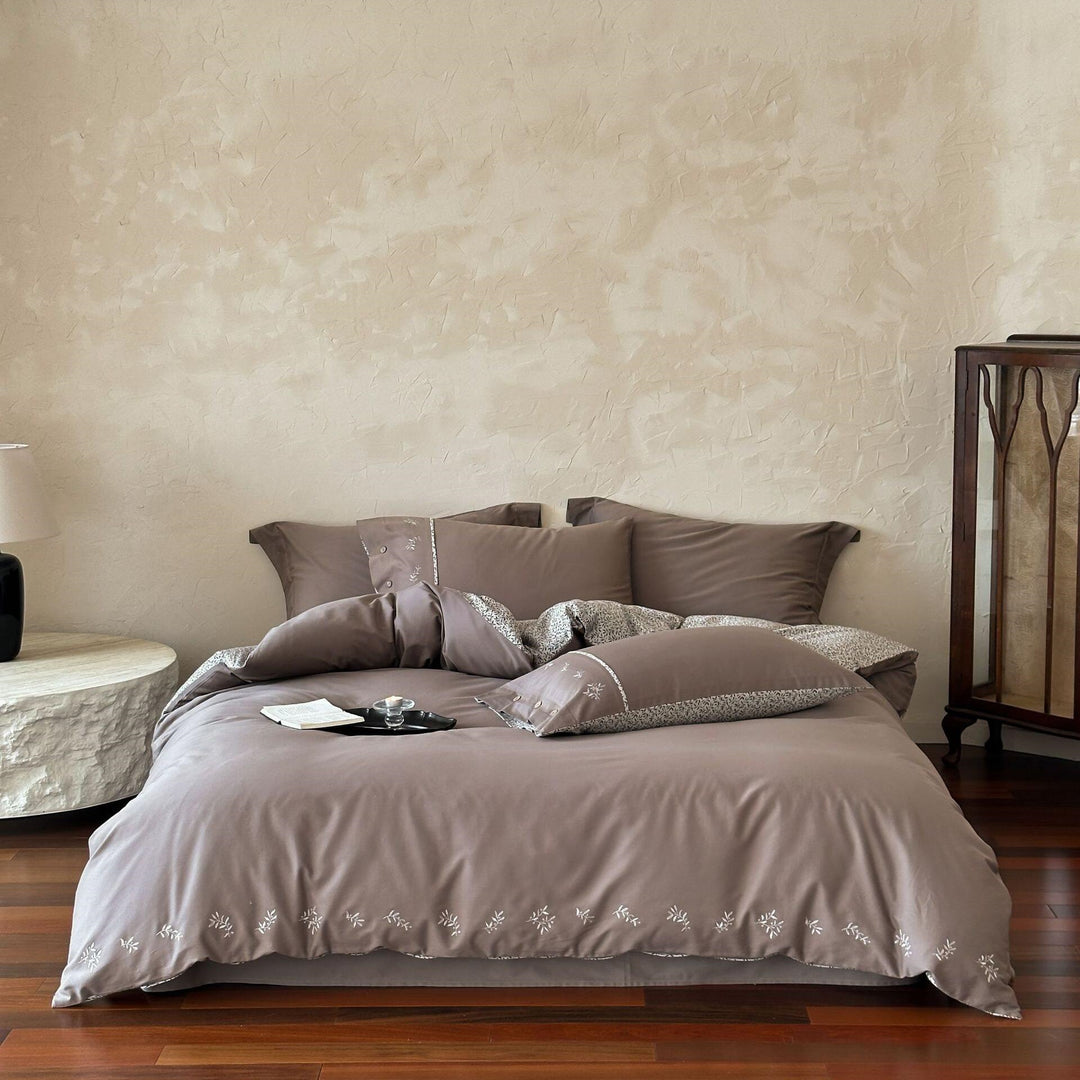 Duvet cover set with fine leaf embroidery and extra soft Mako satin