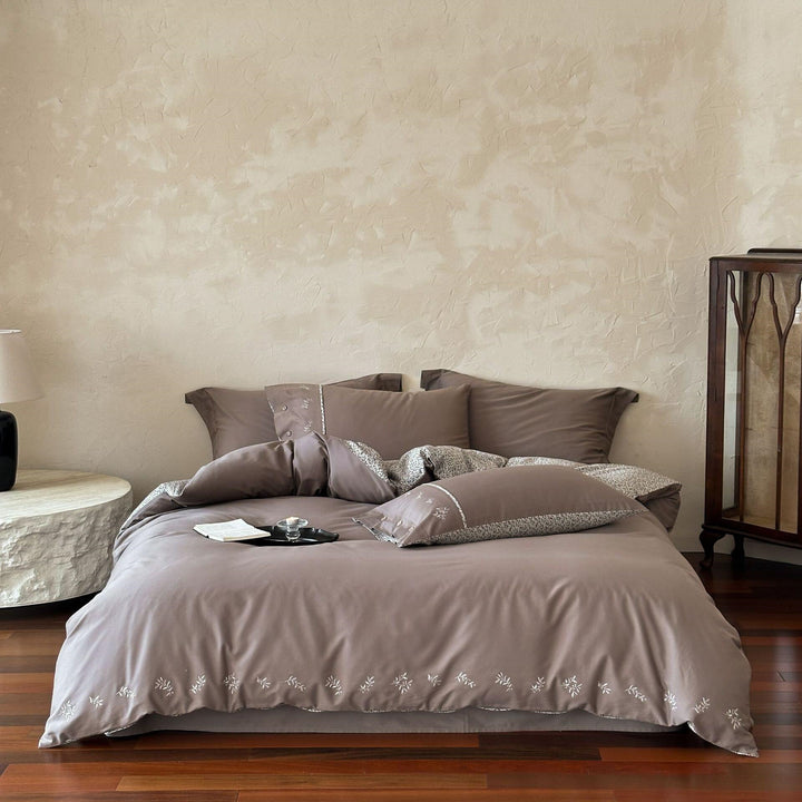 Duvet cover set with fine leaf embroidery and extra soft Mako satin