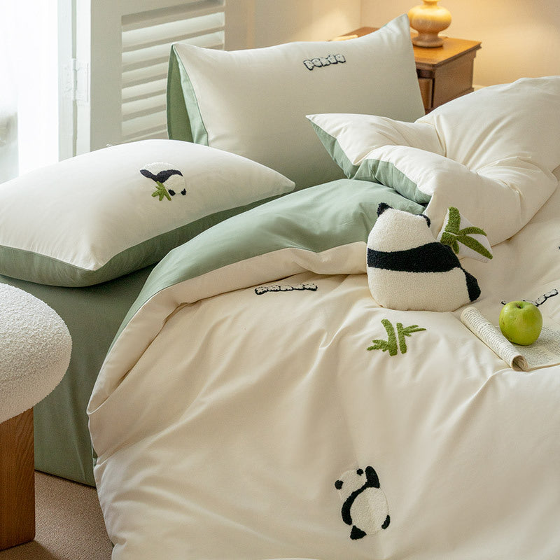 Embroidered bedding set with panda motif made of cotton satin and reversible function