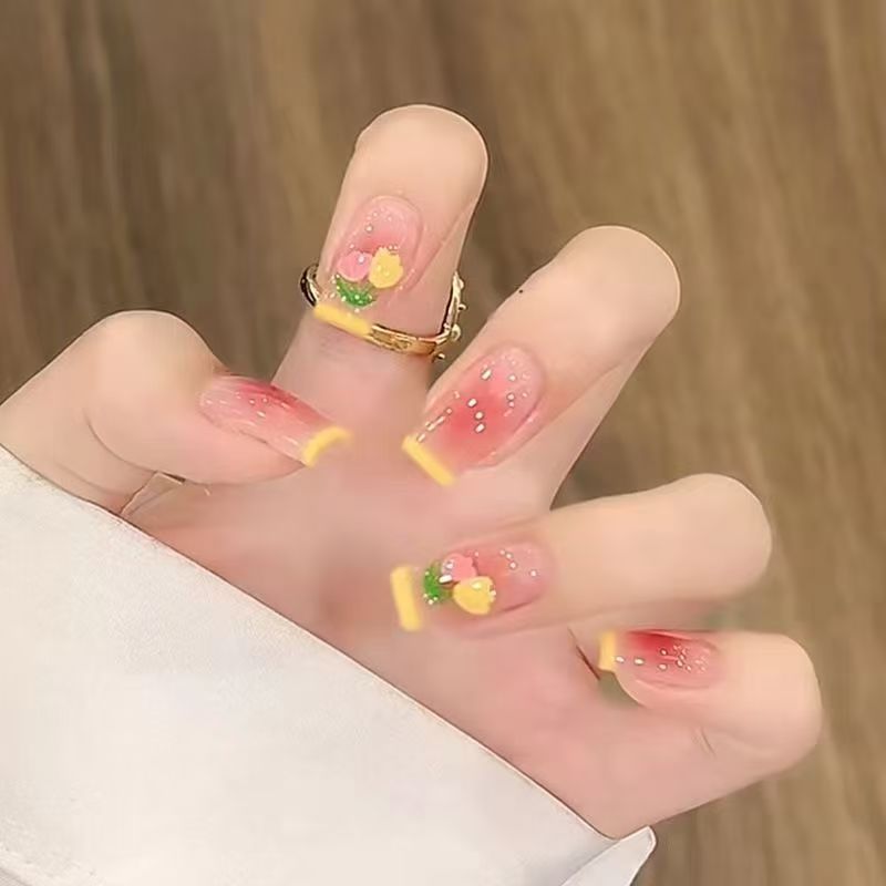 Glamorous nail art with pearls and glitter Kalsten