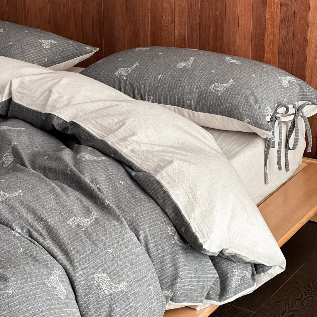Reversible bedding set made of cotton-linen with a sketched sheep pattern and decorative ties
