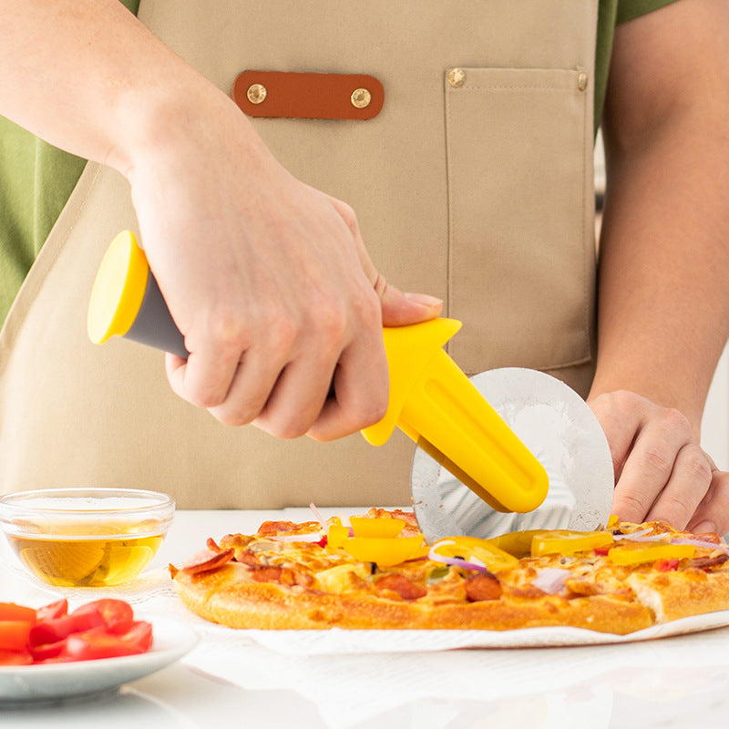 Ergonomic pizza cutter with safety mechanism Kalsten