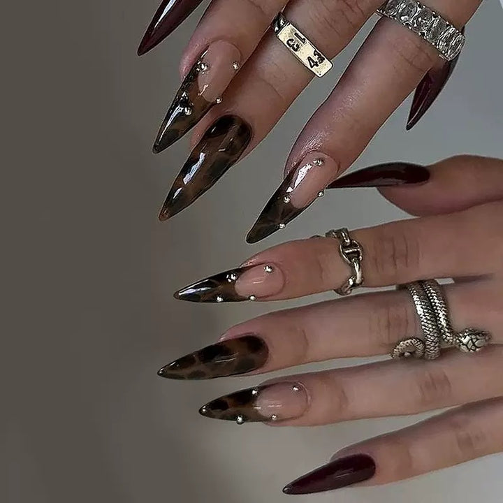 Artificial nail set with elegant tips and tasteful accents Kalsten