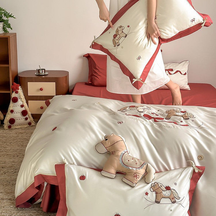 Children's bedding set made of cotton satin with embroidered rocking horse motif and contrasting hem