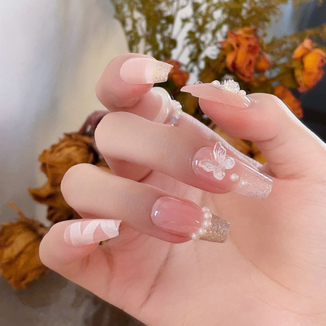 Artificial nails with glamorous pearl and glitter design Kalsten