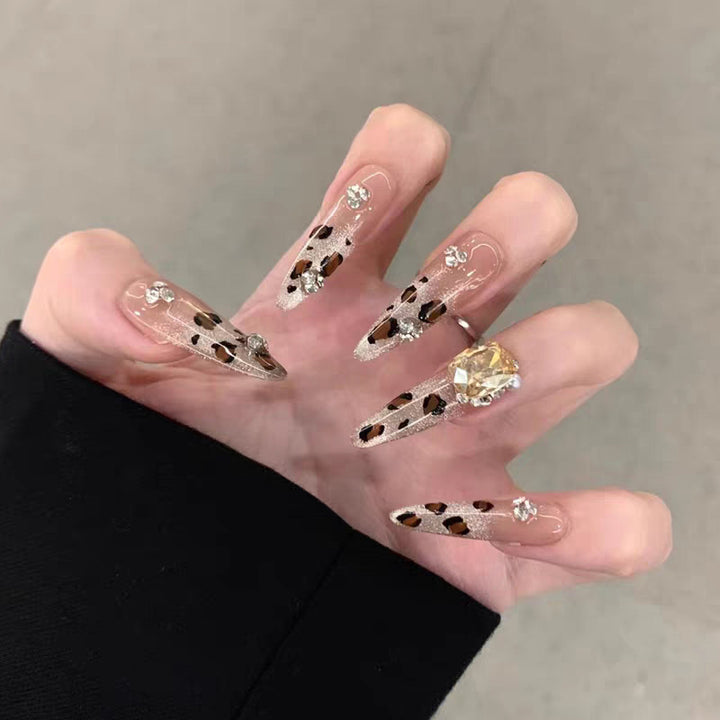 Artificial nails with glamorous glitter accents and leopard print Kalsten