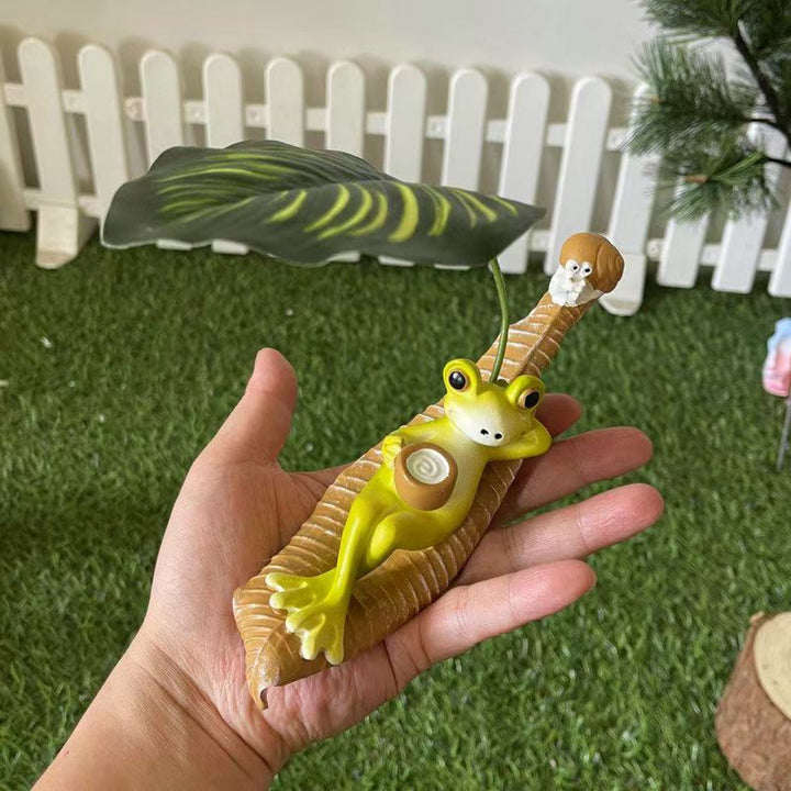 Funny frog figure with leaf decor Kalsten