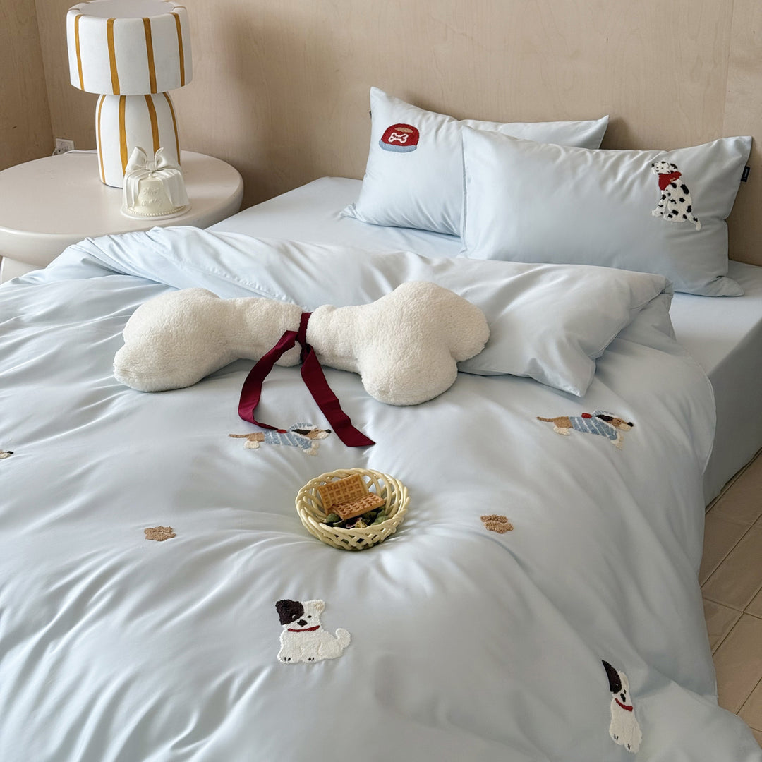Reversible children's bedding set with embroidered dog motifs and silky soft cotton satin