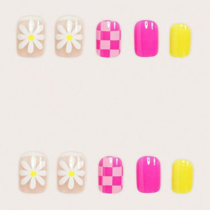 Artifical nail set with playful flower and plaid pattern Kalsten