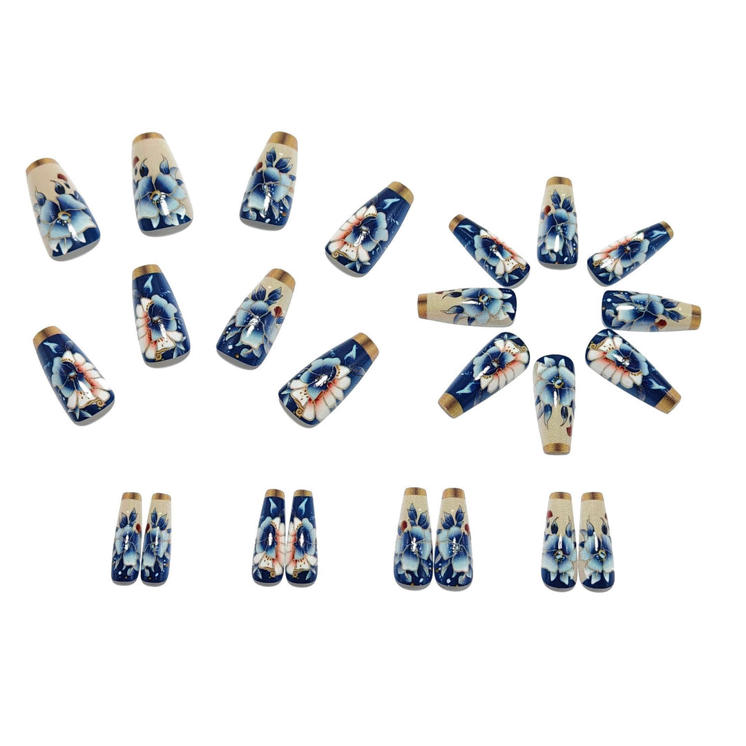 Artificial nails with floral and glamorous 3D applications Kalsten