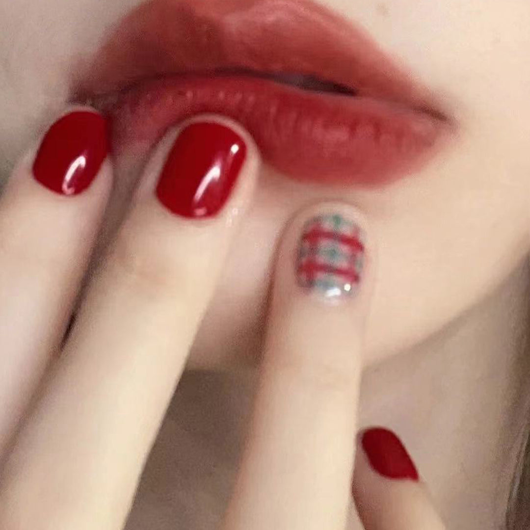Artful nail extensions with an elegant leaf pattern Kalsten