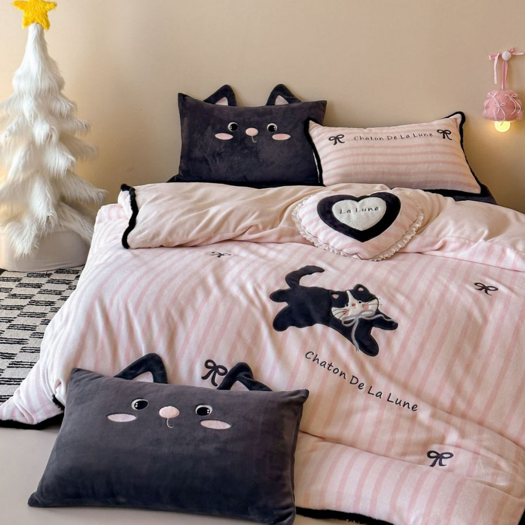 Cozy microfleece bedding set with 3D cat application and heart decorative pillow