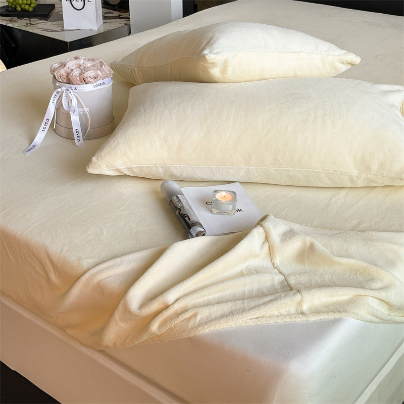 Soft microfiber fitted sheet set with velvety surface and matching pillowcases