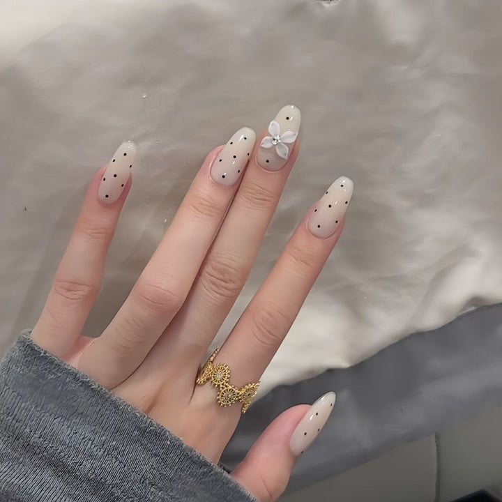 Artificial nail tips with floral and dotted accents Kalsten