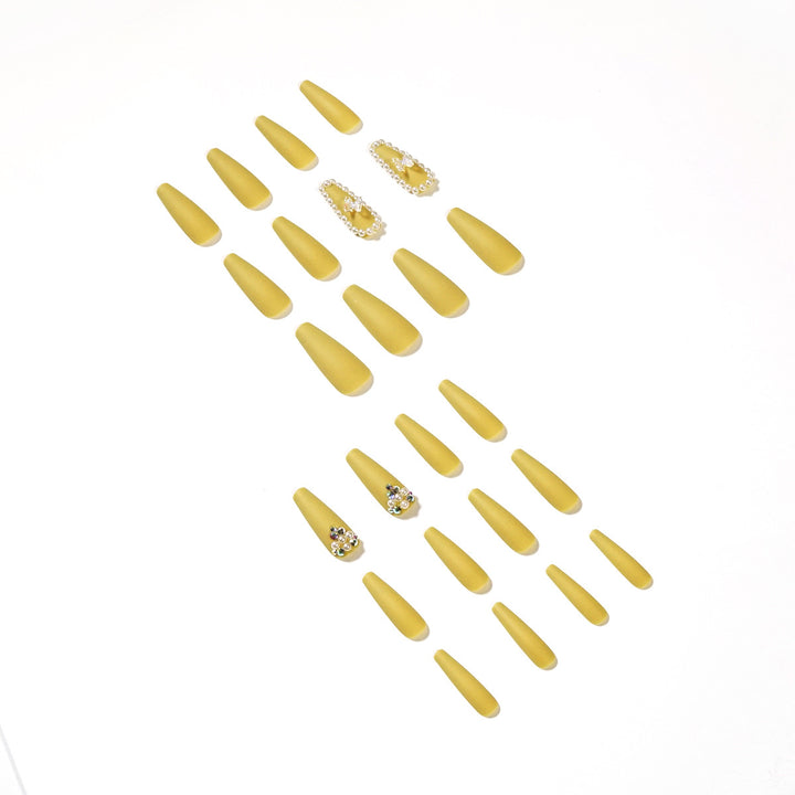 Artful stiletto nails with luxurious glitter accents Kalsten
