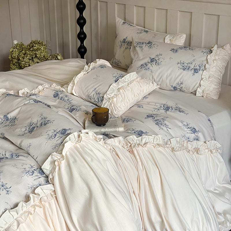 Bedding set in vintage floral pattern with ruffled frill and bow pillowcase