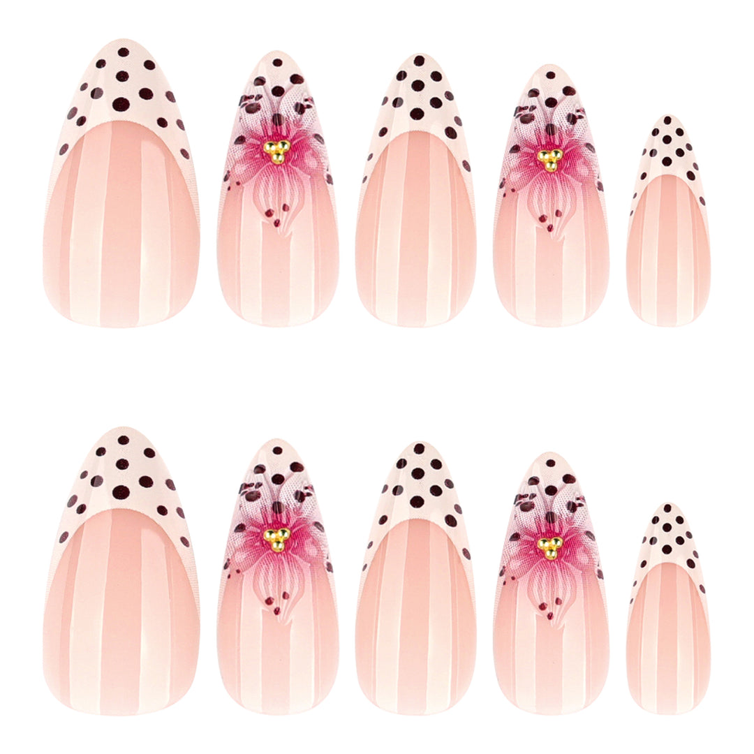 Artificial nail art with floral accents Kalsten