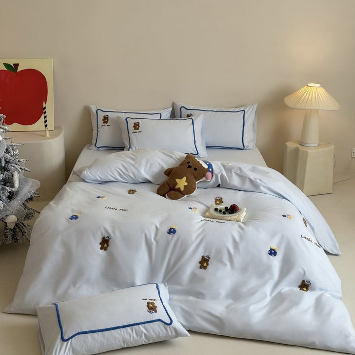 Children's bedding set with chenille teddy embroidery and contrast piping