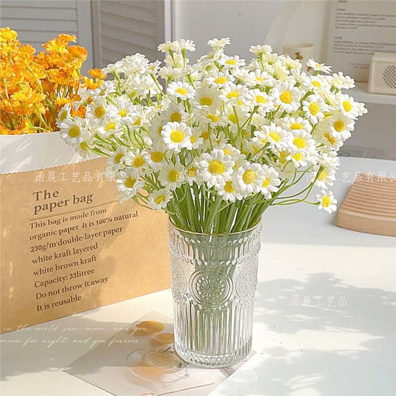 Realistic Daisy Flower Bouquet