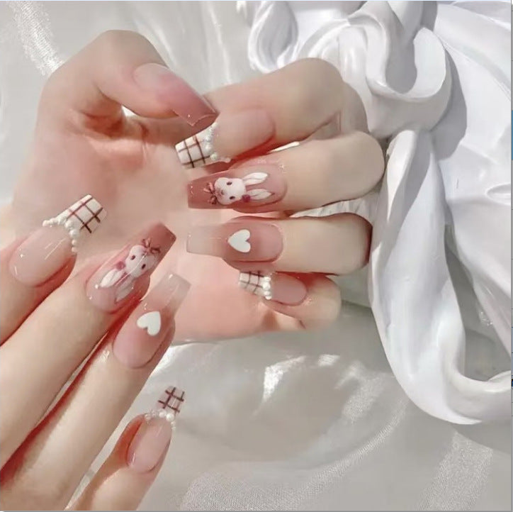 Glamorous nail art with pearls and glitter Kalsten