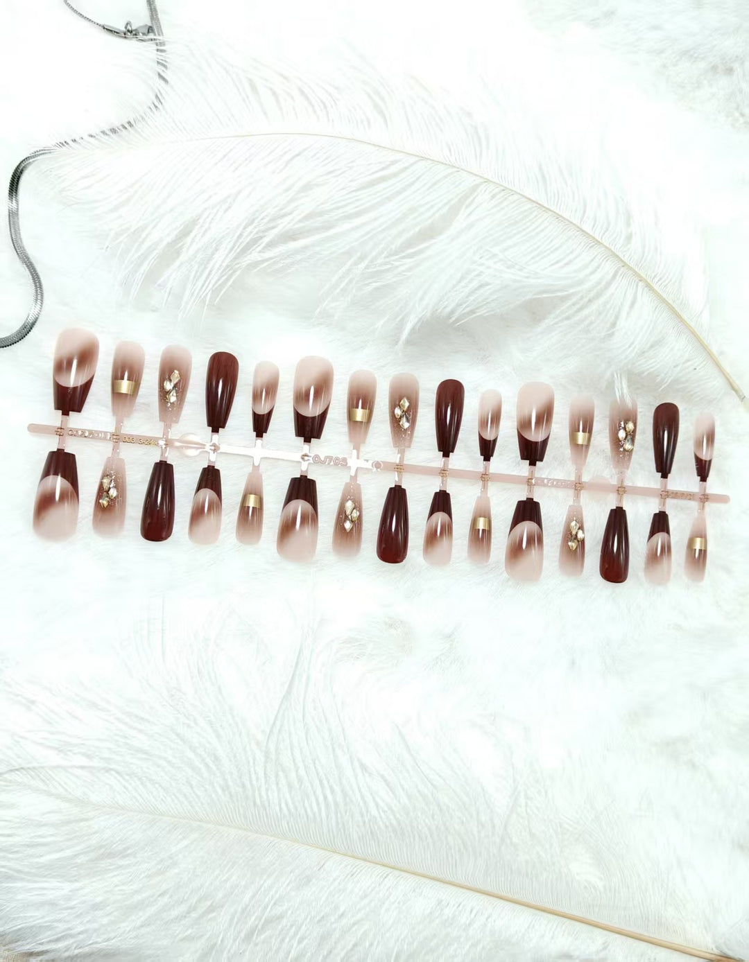 Glamorous artificial nails with elegant accents Kalsten