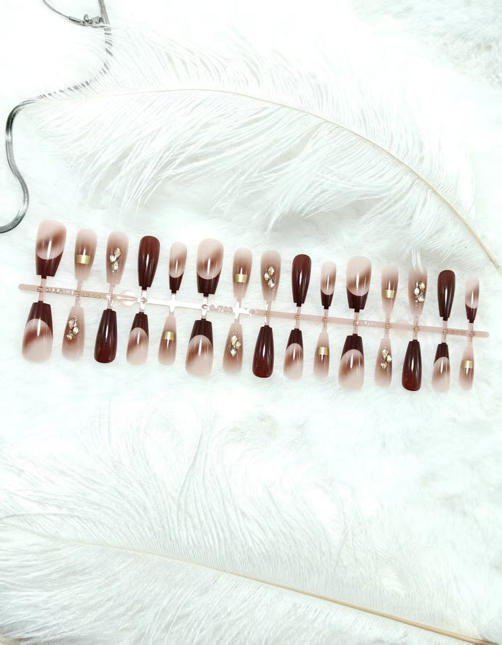 Glamorous artificial nails with elegant accents Kalsten