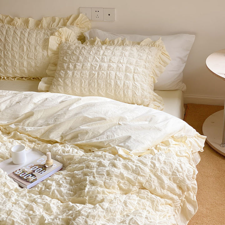 Luxurious crinkle bedding set with ruffle and washed cotton-linen blend