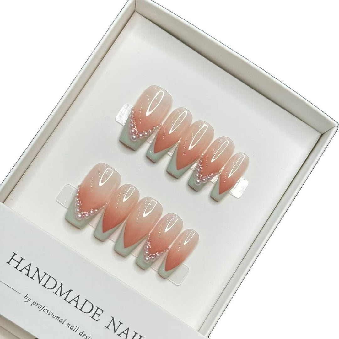 Artistic Press-On Nail Art Set with Elegant Ombre and Pearl Accents