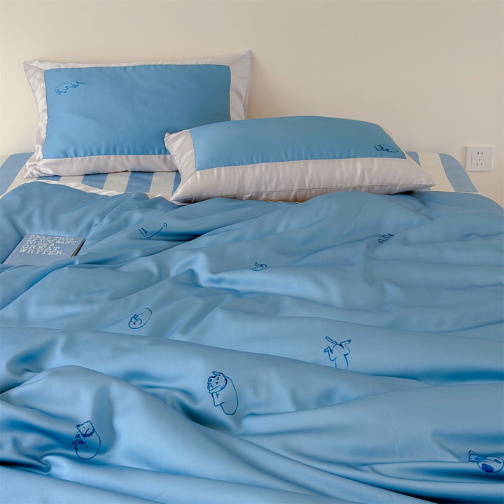 Luxurious duvet cover set made of cotton satin with embroidered dog motif and decorative pillow trim
