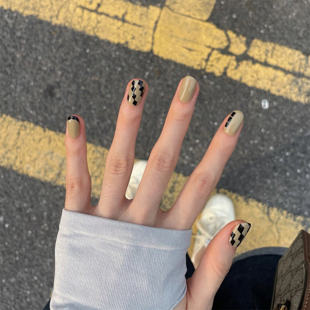 Artful nail extensions with an elegant leaf pattern Kalsten