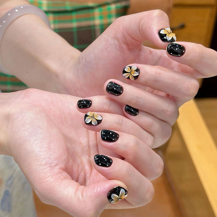 Artificial nails with floral accents and elegant shine Kalsten