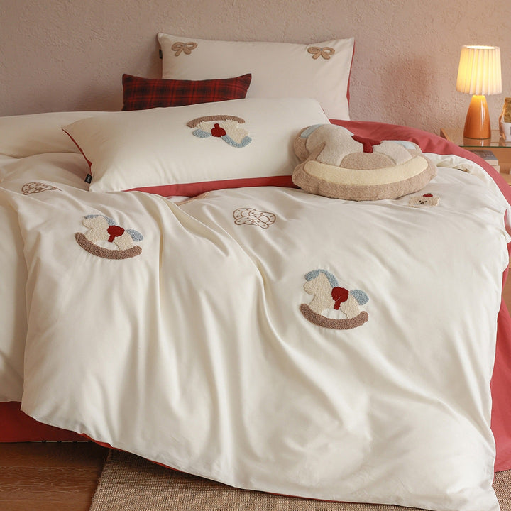 Reversible bedding set with embroidered teddy appliqués