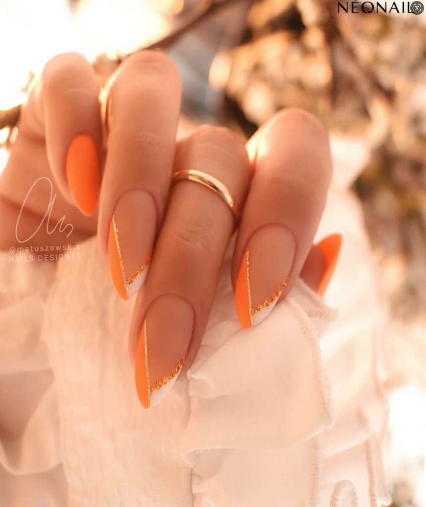 Nail set with elegant matte finish and golden accents Kalsten