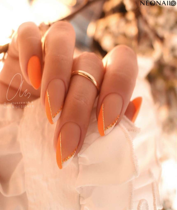 Nail set with elegant matte finish and golden accents Kalsten